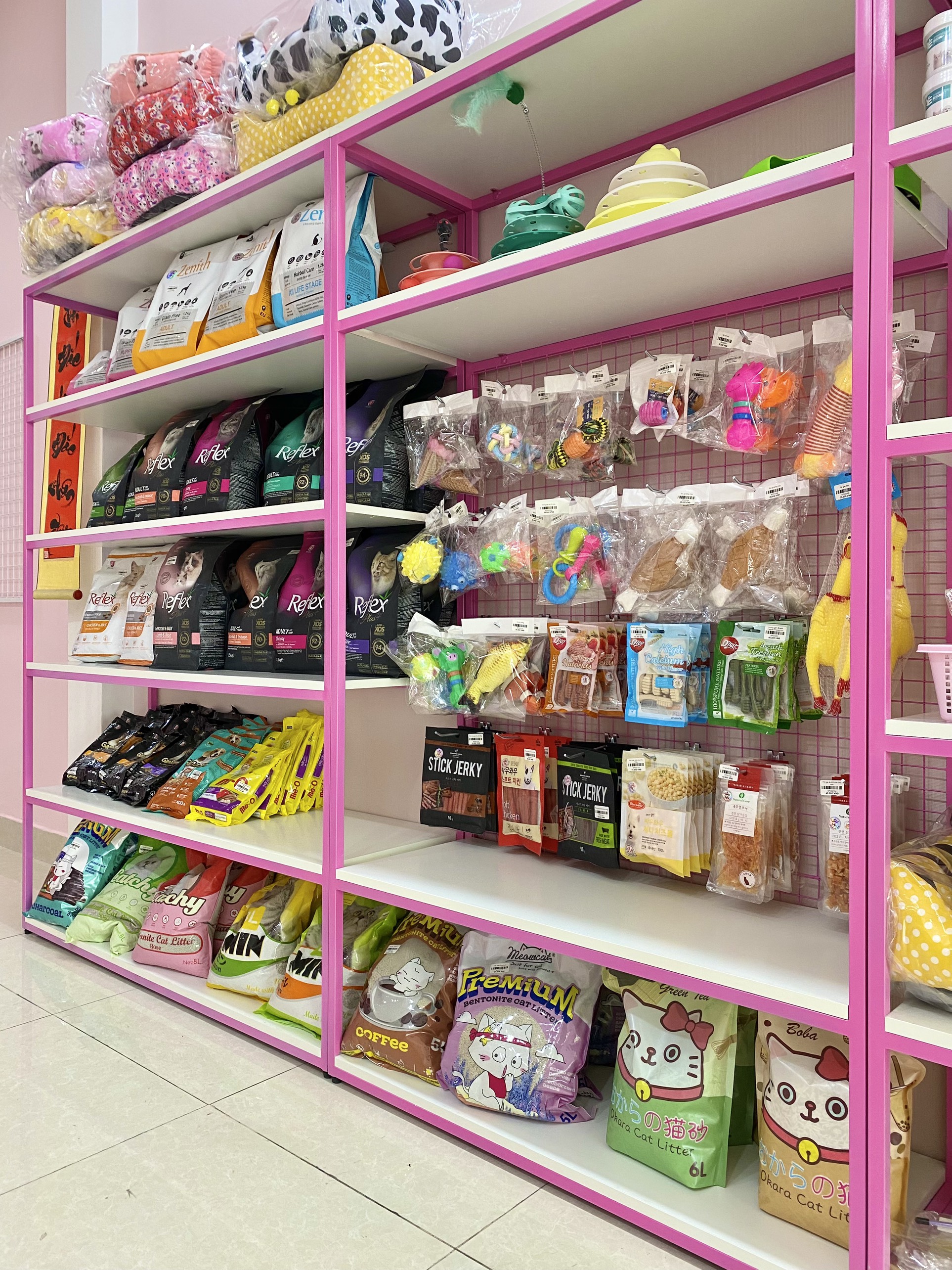 Siêu thị phụ kiện và thức ăn cho thú cưng