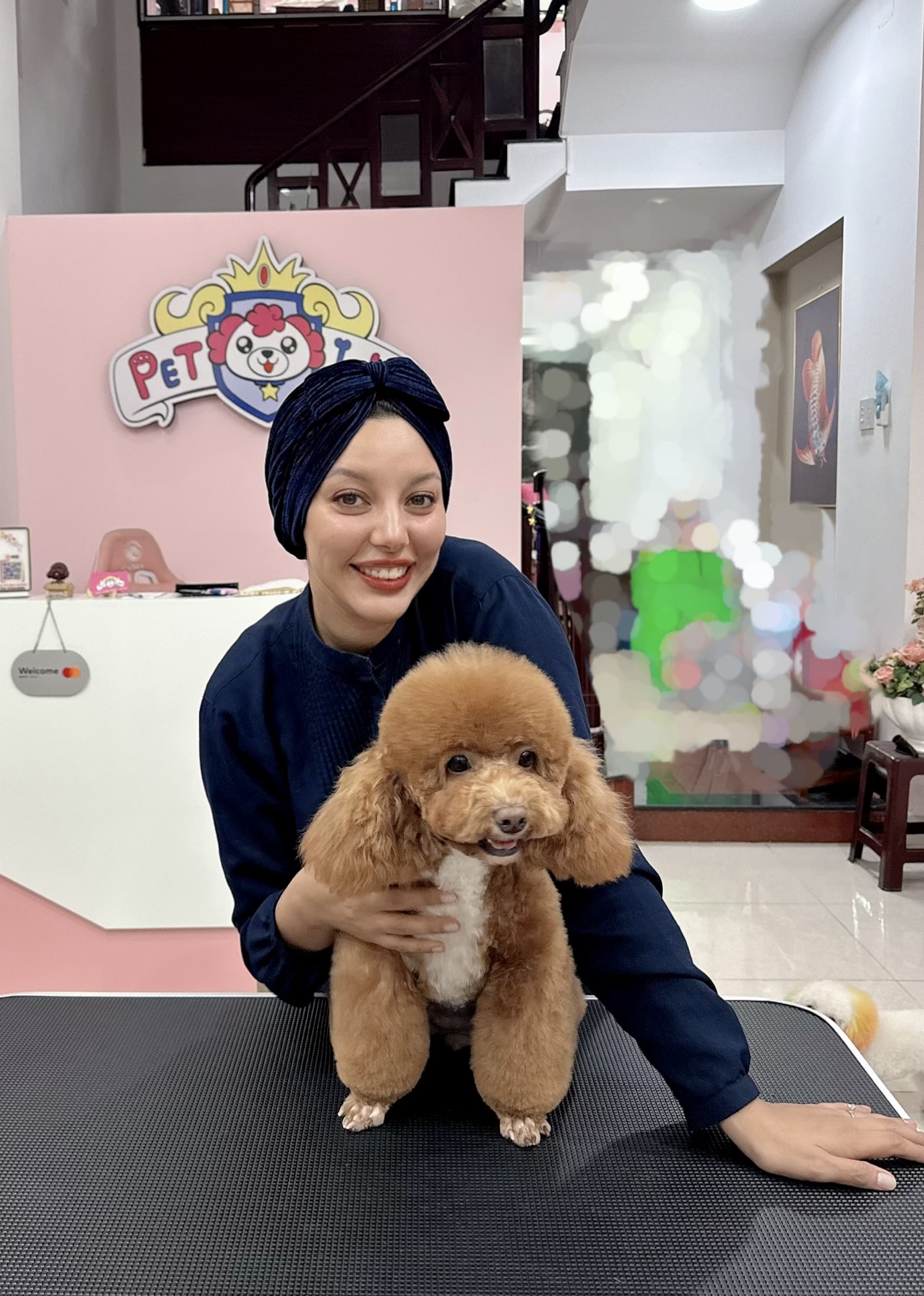 Chị khách nước ngoài xinh đẹp đến Pet Idol làm đẹp cho bé cún.